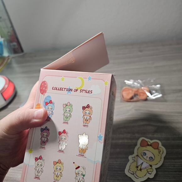 Lilla Lucky Cat Honeyland Enchantment Vinyl Plush Pendent OPEN BOX Mango Milk - Picture 10 of 13